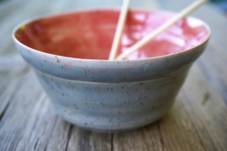 Handgetöpferte Ramenschale aus Keramik – grau und rotrosa